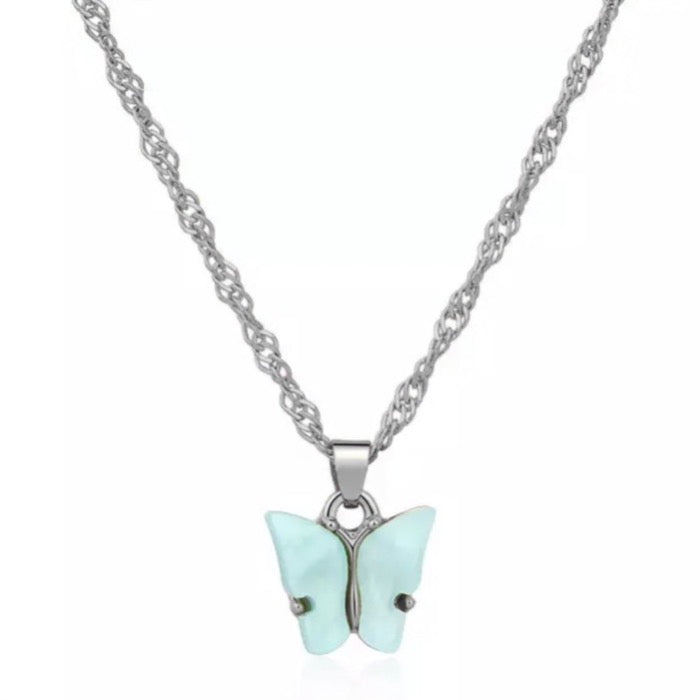 zilvere ketting met een blauwe vlinder bedel