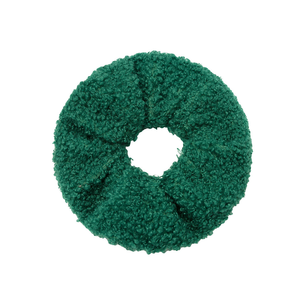 groene scrunchie (elastiek met stof er om heen) met een zachte teddy stof, afgebeeld op een witte achtergrond