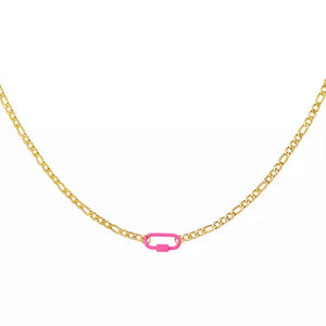 Goudkleurige ketting met dikke schakels. In het midde een fel roze clipje. kleurrijke zomerse ketting gemaakt van roestvrijstaal en dus ook waterproof. Goedkope sieraden, hoge kwaliteit.