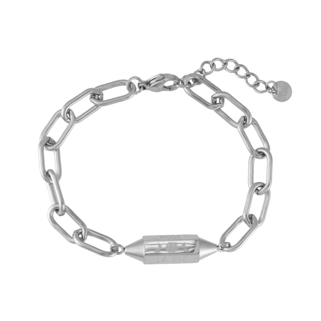 Zilvere chain armband met grove schakels en een hexagon bedel met daarin gegraveerd la vie en rose.