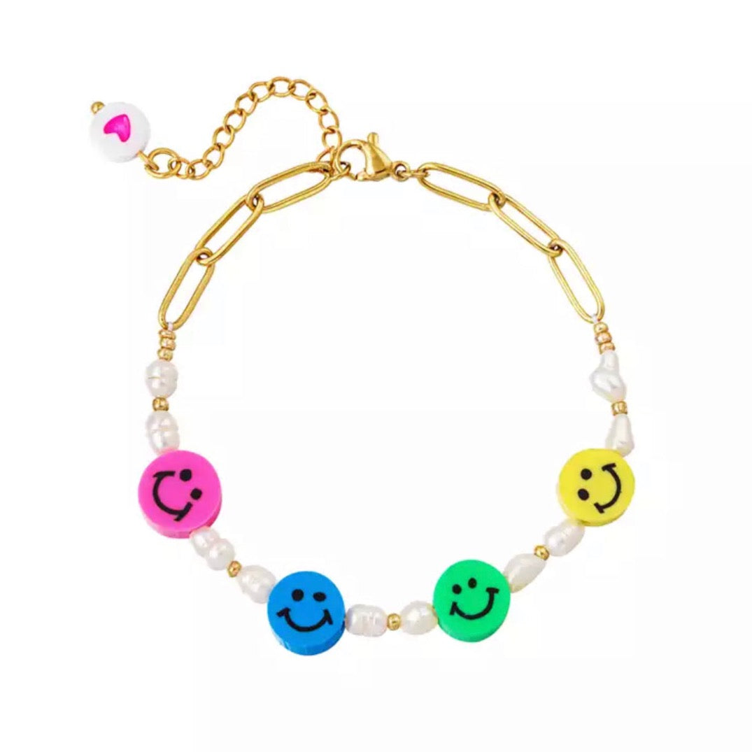 Goudkleurige armband met parels en gekleurde smileys. 