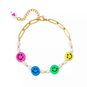 Goudkleurige armband met parels en gekleurde smileys. 